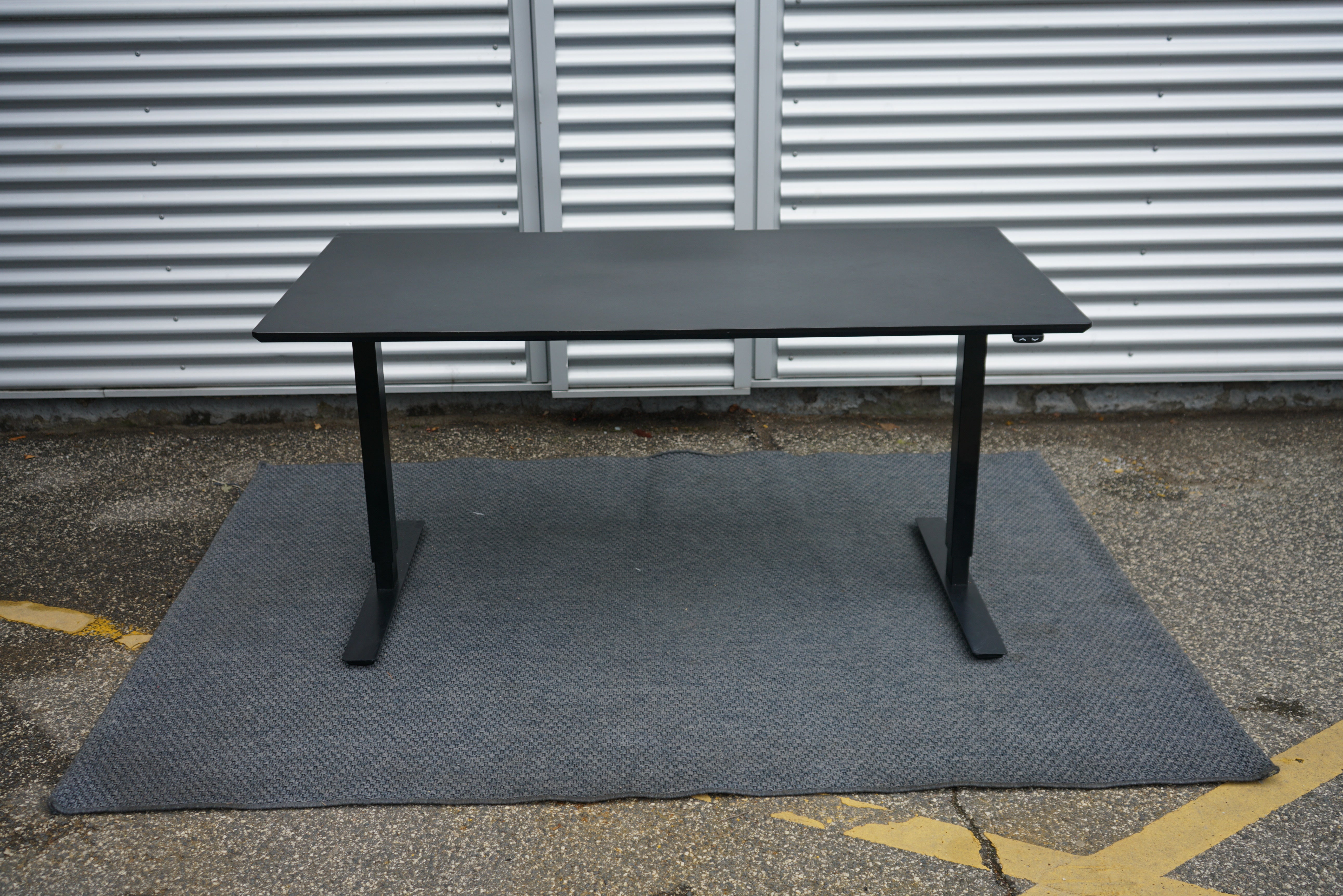 Martela hæve-sænkebord i sort linoleum 130x80 cm set forfra